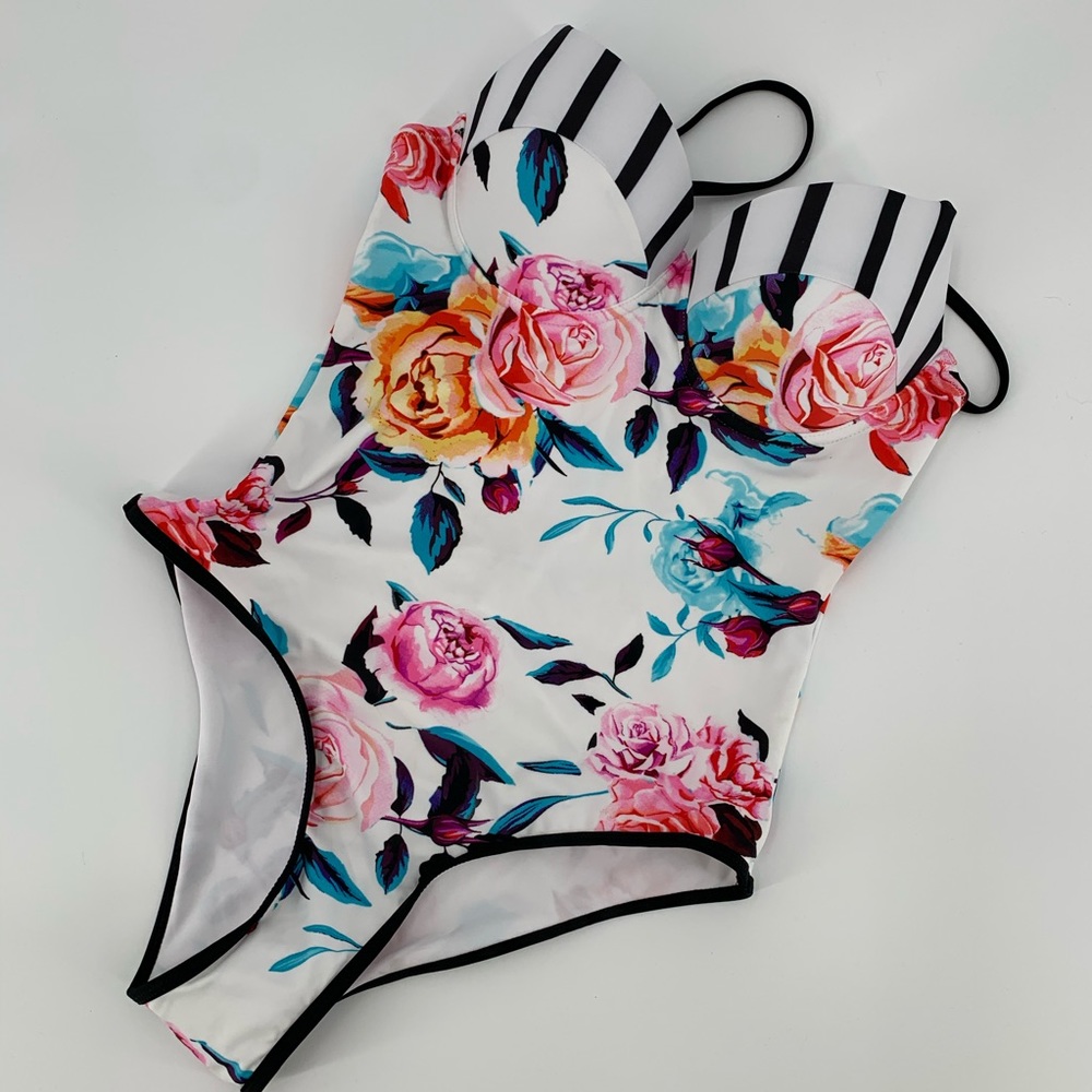 NWT Cupshe One Piece Swim Suit Floral Molded Cups size Medium